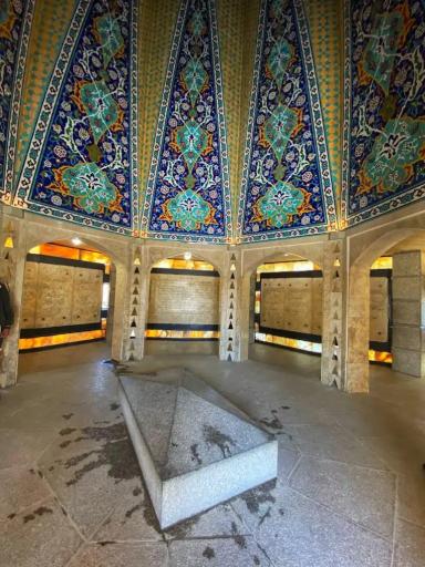 عکس آرامگاه باباطاهر عریان