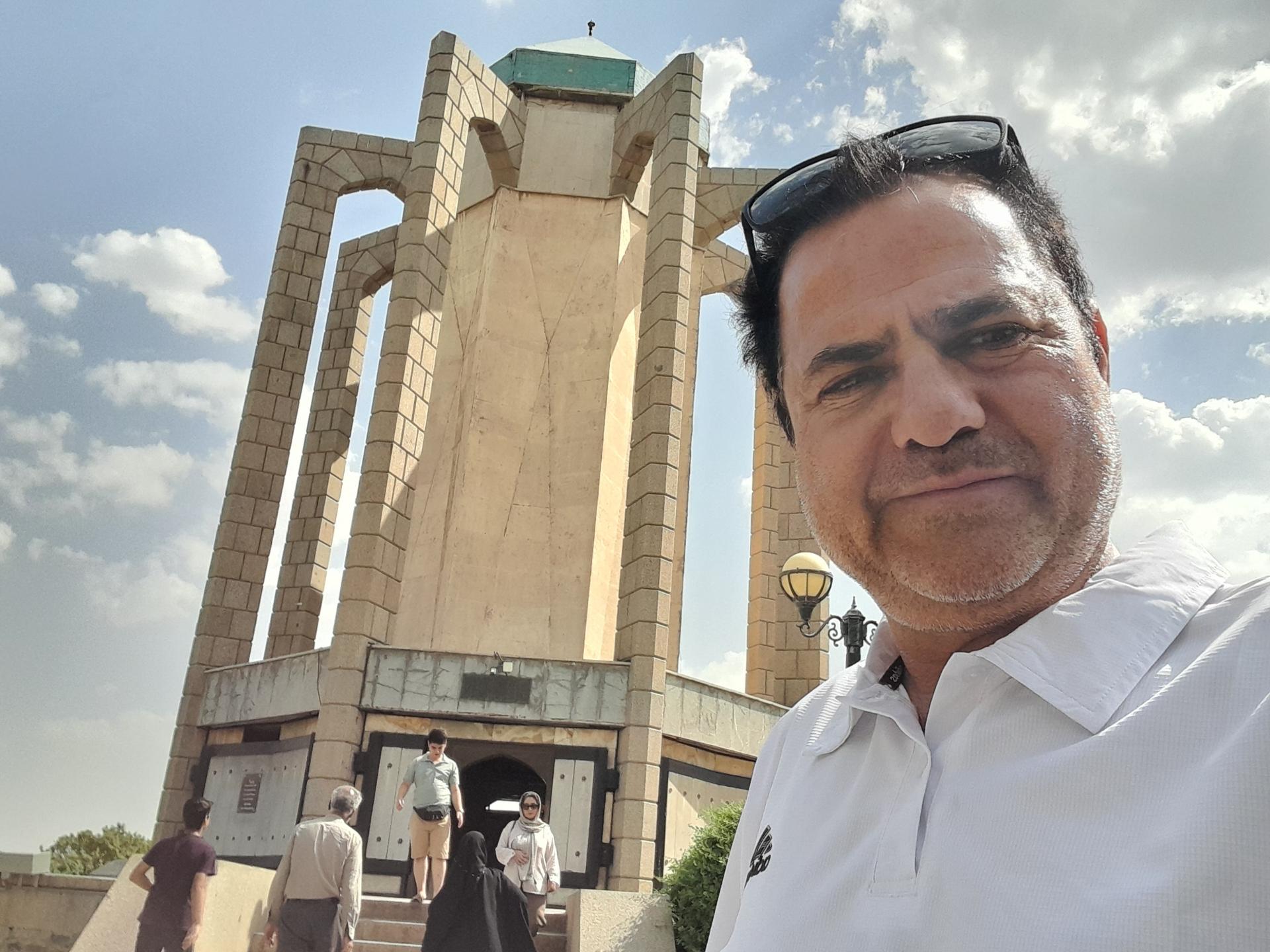 عکس آرامگاه باباطاهر عریان