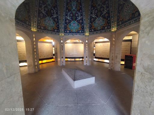 عکس آرامگاه باباطاهر عریان