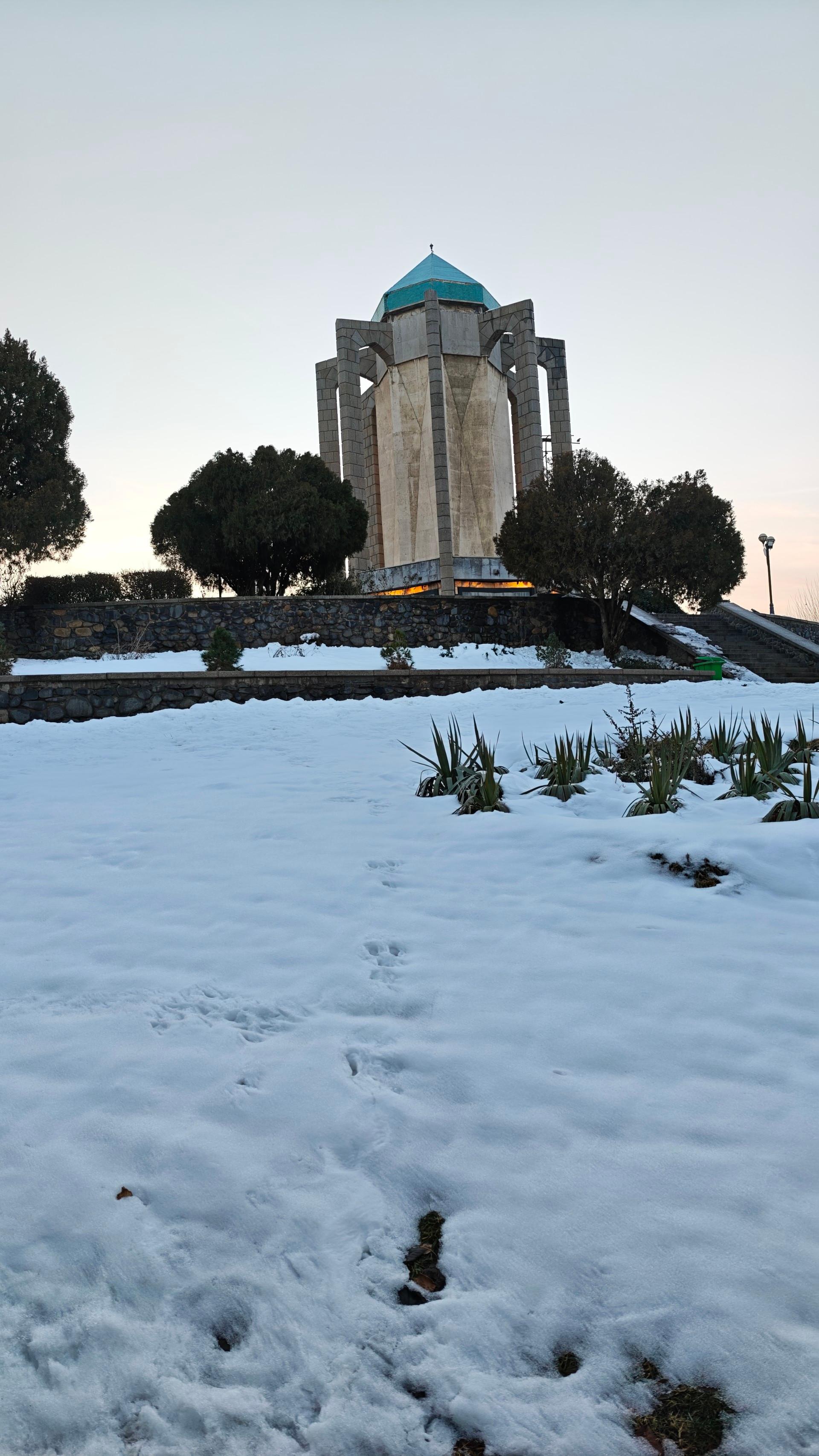 عکس آرامگاه باباطاهر عریان