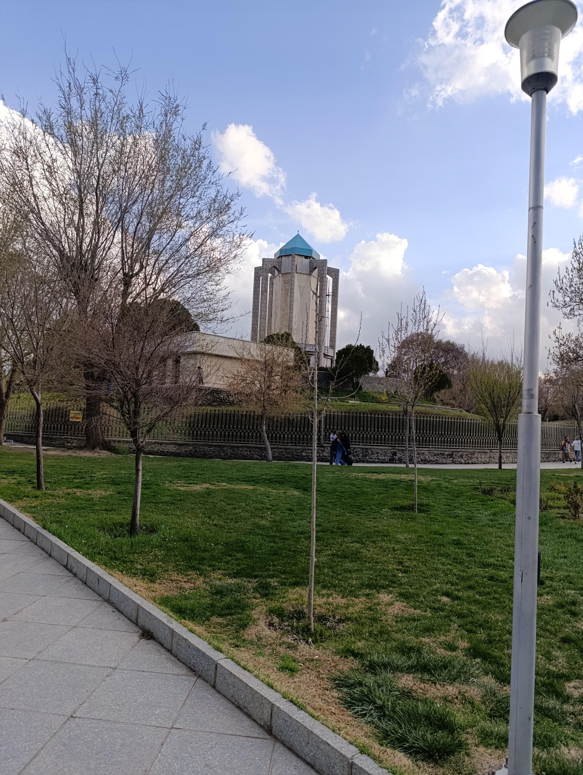 عکس آرامگاه باباطاهر عریان