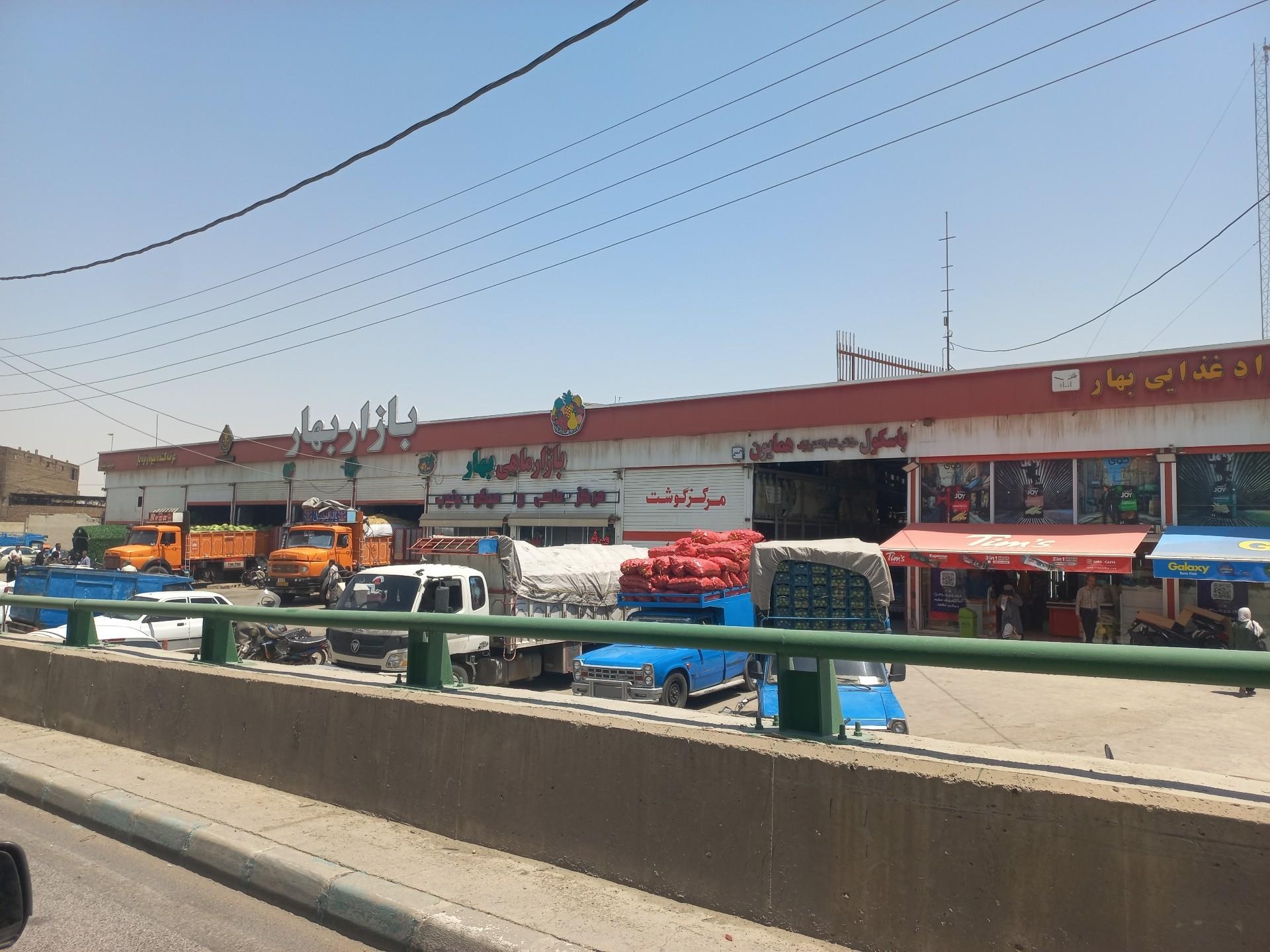 عکس میدان تره بار و میوه قلعه بان