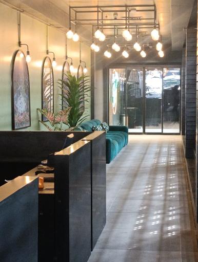 عکس کافه رستوران مجلل تک درخت