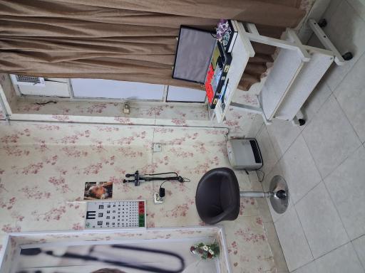 عکس بینایی سنجی و عینک قائم