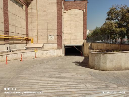 عکس پارکینگ عمومی آزادگان