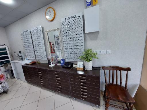 عکس بینایی سنجی و عینک گلاره