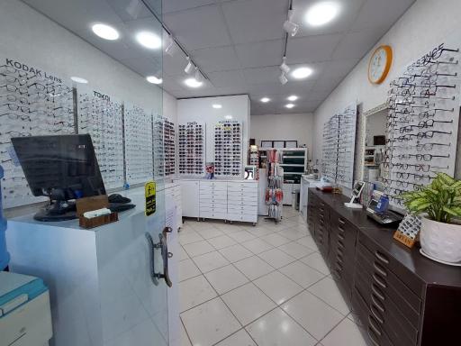 عکس بینایی سنجی و عینک گلاره