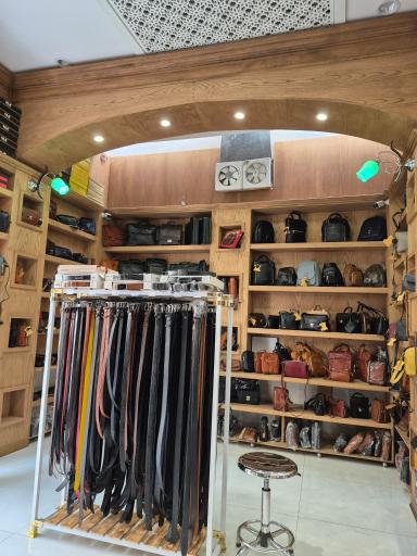 عکس کارگاه و فروشگاه چرم طبیعی اَلبِر 