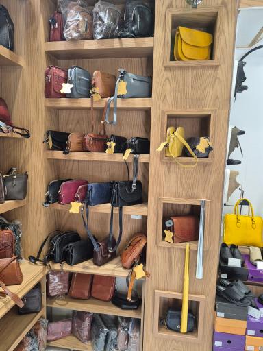 عکس کارگاه و فروشگاه چرم طبیعی اَلبِر 