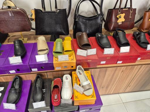 عکس کارگاه و فروشگاه چرم طبیعی اَلبِر 