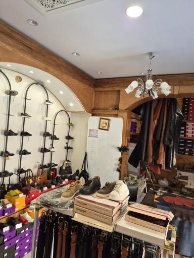عکس کارگاه و فروشگاه چرم طبیعی اَلبِر 