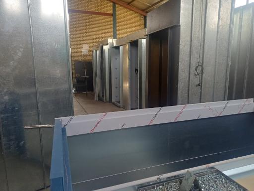 عکس کارخانه کابین آسانسور تجهیز تامین
