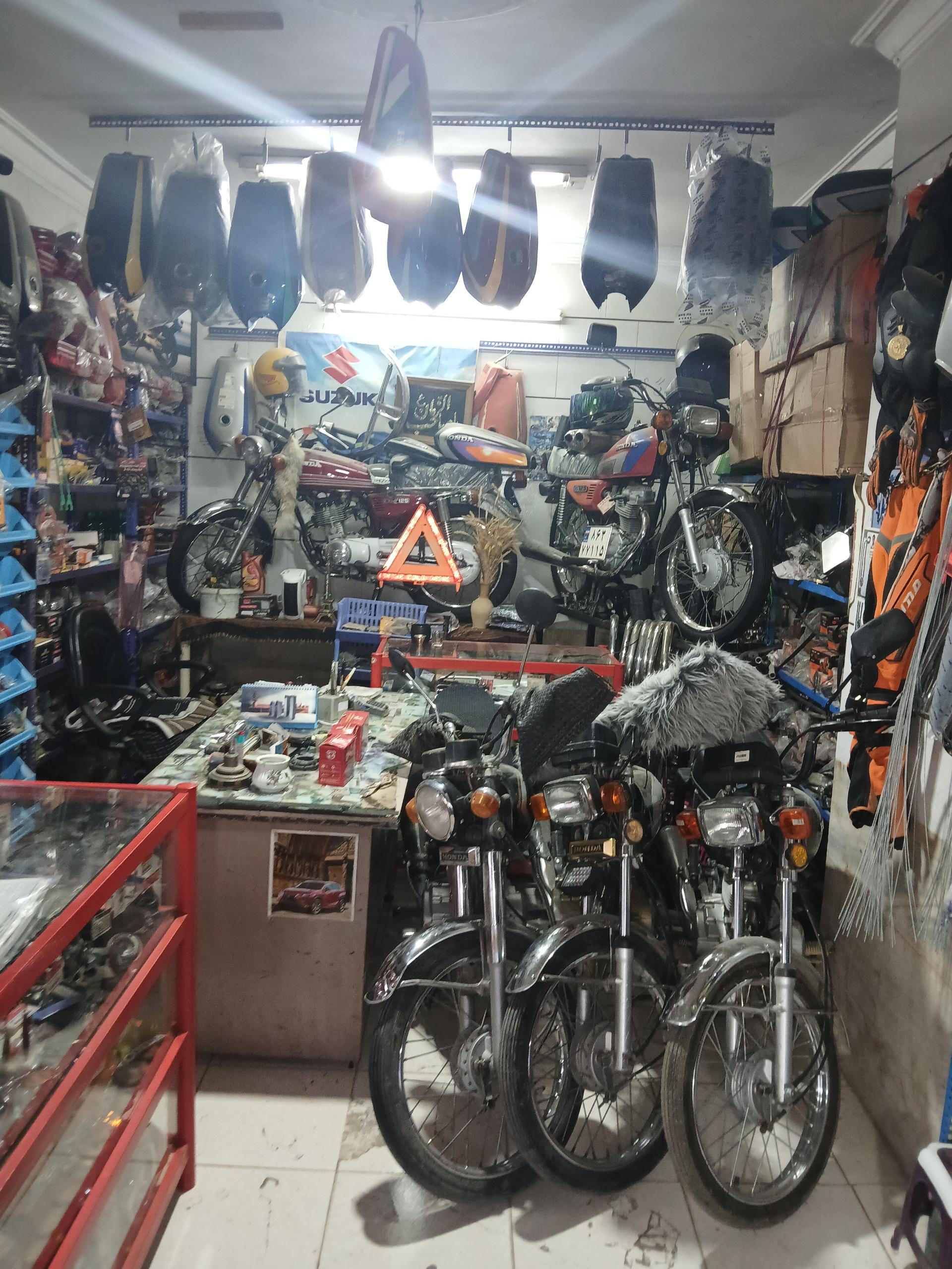عکس مغازه موتور سیکلت رضا 