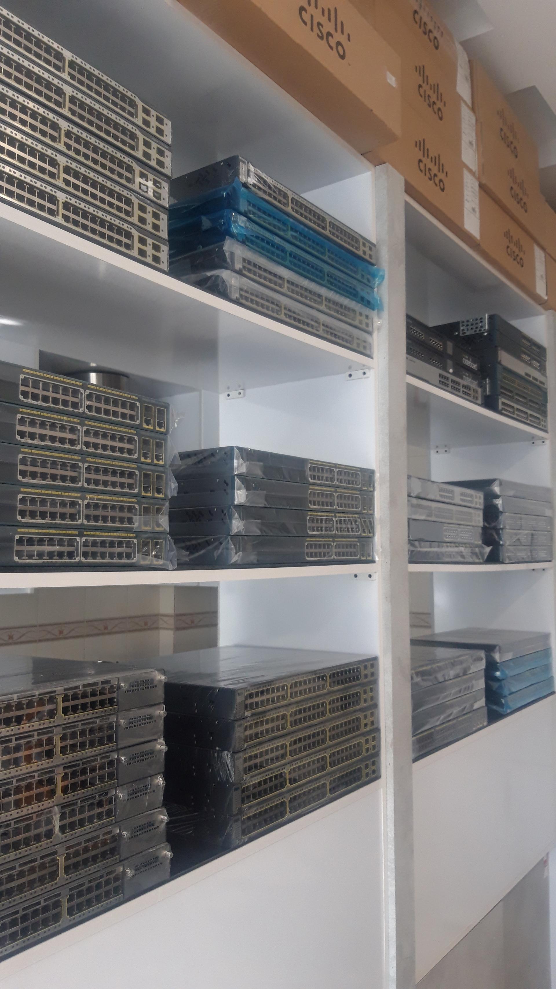 عکس تجهیزات شبکه و پشتیبانی شبکه فن نگار