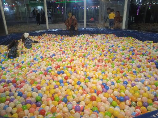 عکس استخر توپ