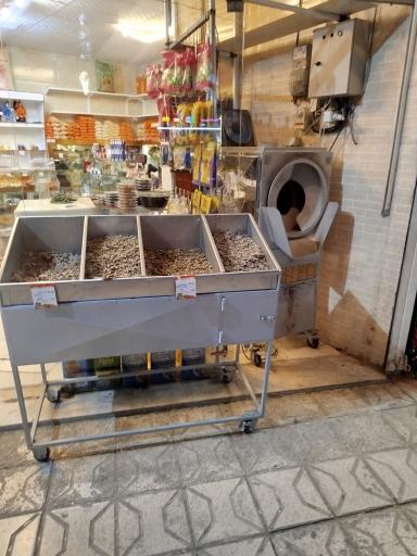 عکس آجیل فروشی نادر