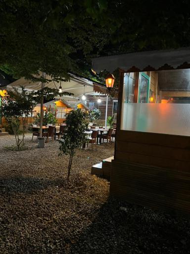 عکس کافه رستوران مه آلود