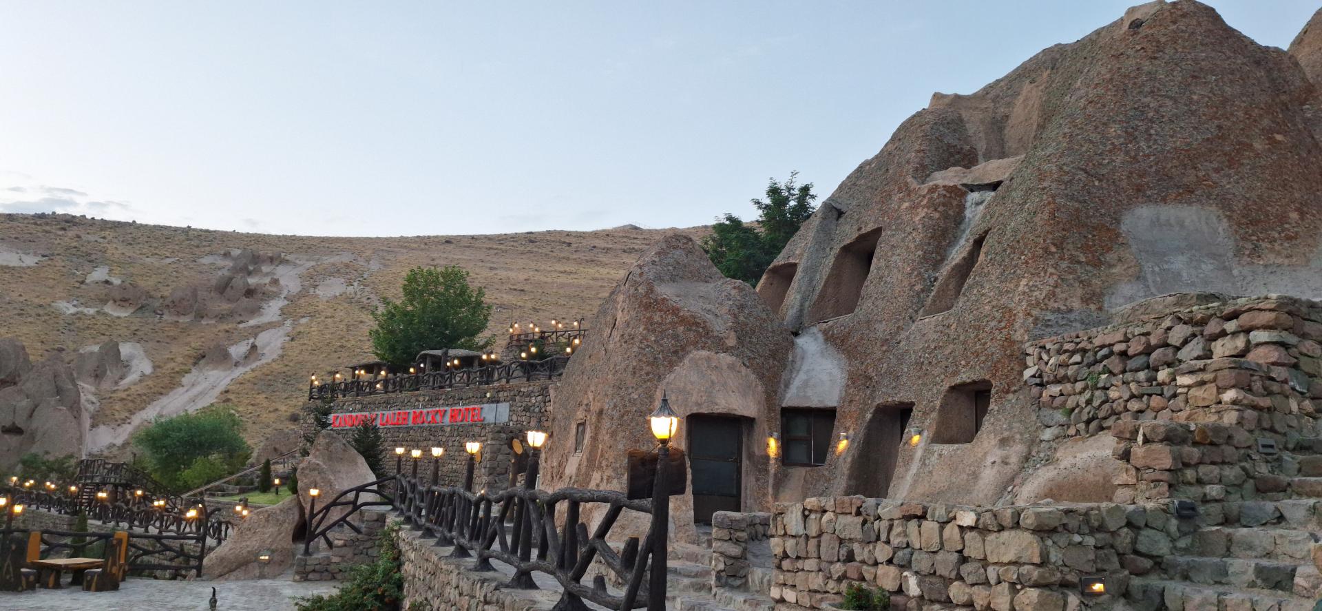 عکس هتل صخره ای لاله کندوان