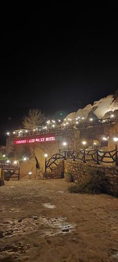 عکس هتل صخره ای لاله کندوان