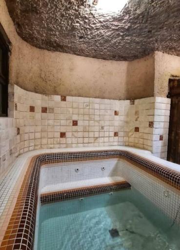 عکس هتل صخره ای لاله کندوان