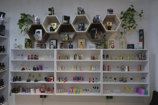 عکس فروشگاه عطر و ادکلنM2