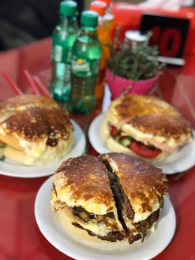 عکس پیتزا ساندویچی جگوار