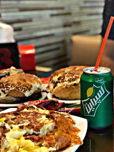 عکس پیتزا ساندویچی جگوار