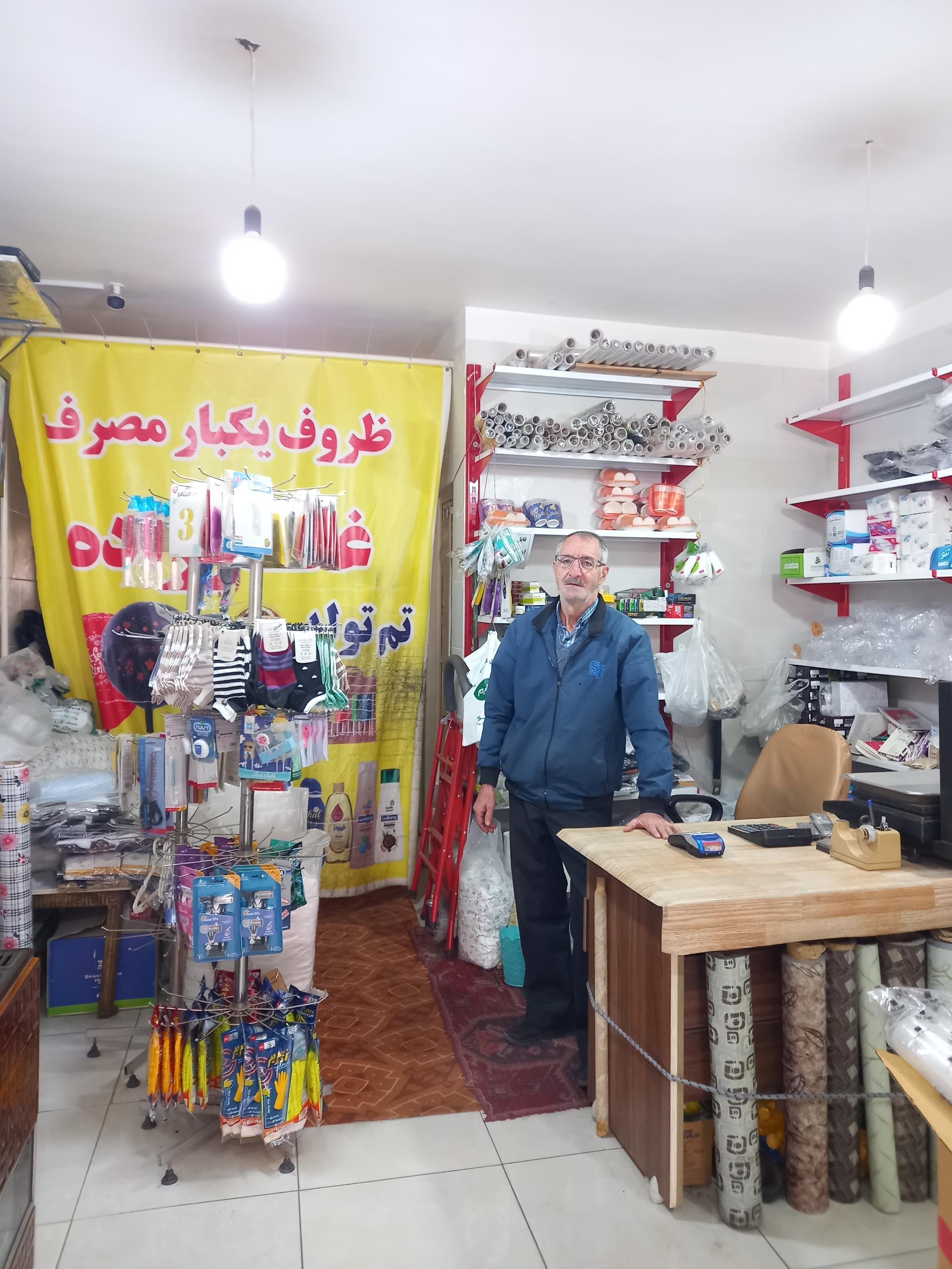 عکس ظروف یکبار مصرف و تم تولد غفارزاده