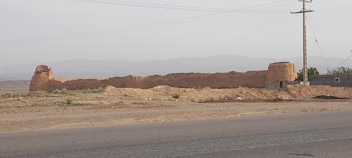 عکس قلعه قدیمی باغچه