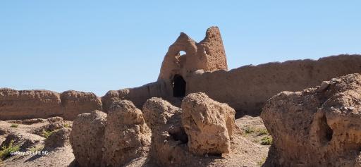 عکس قلعه قدیمی باغچه