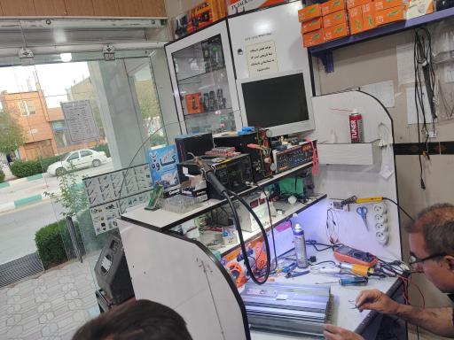 عکس تعمیر لوازم برقی مهاجر