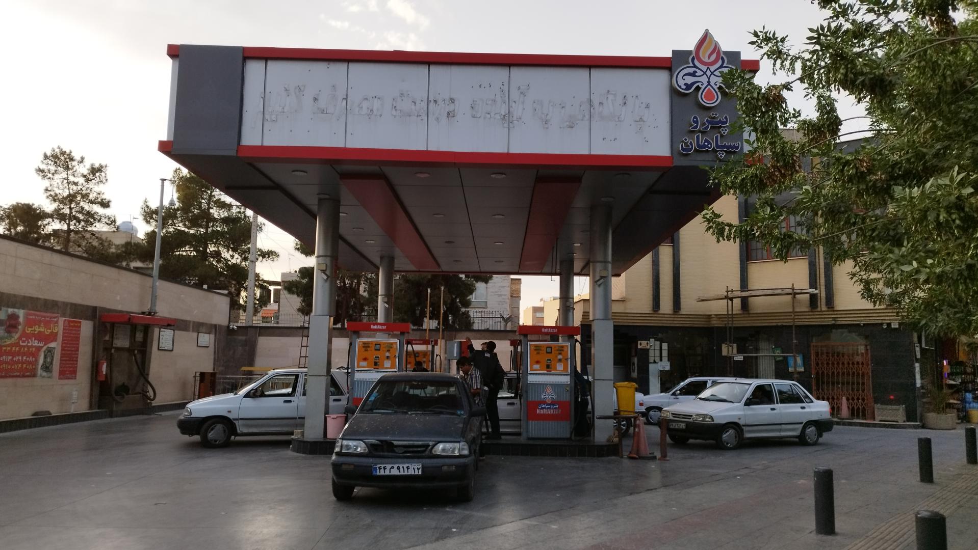 عکس پمپ بنزین دی