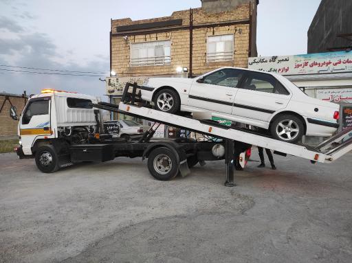 عکس تعمیرگاه مکانیکی آسمان آبی و امداد خودرو