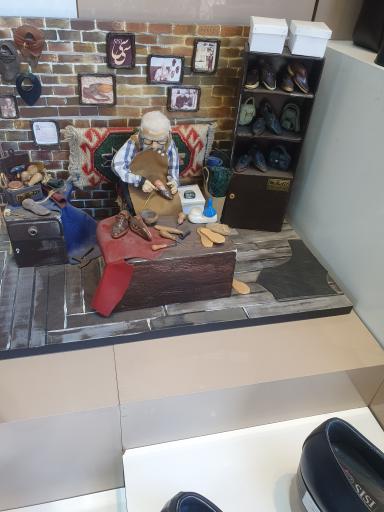 عکس نمایشگاه دائمی چرم سی سی