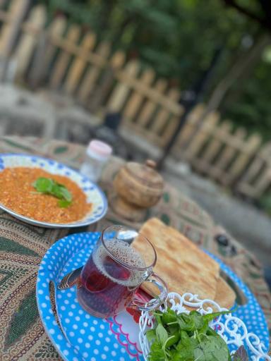 عکس آشکده و غذای محلی حاج بابا