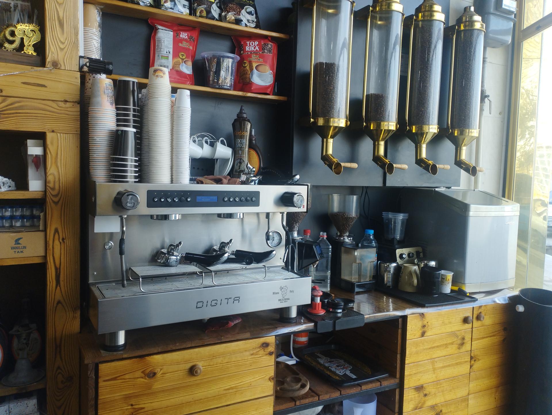 عکس کافه قنادی بلوط