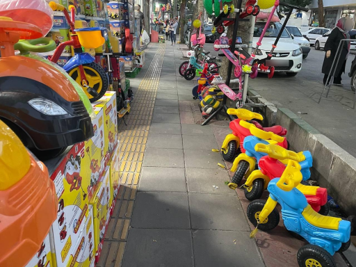 عکس بازار اسباب بازی صالح آباد