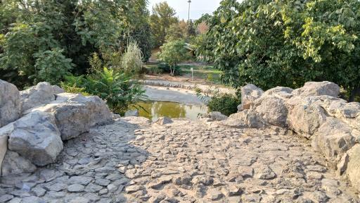 عکس تپه و آبشار قائم