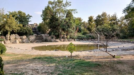 عکس تپه و آبشار قائم