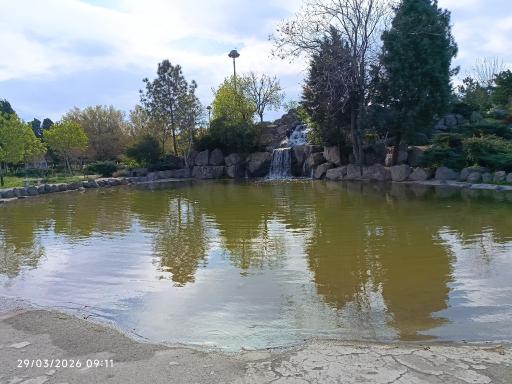 عکس تپه و آبشار قائم