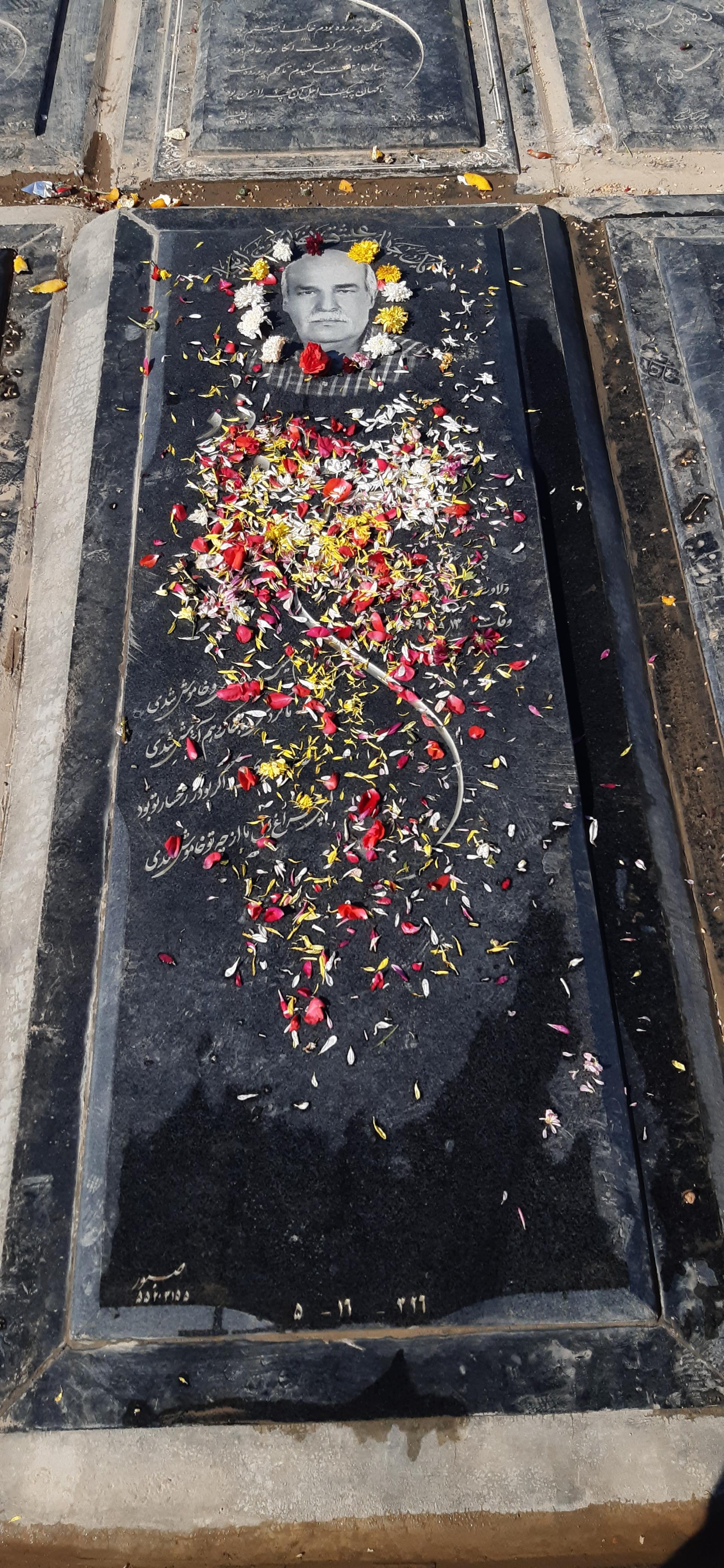 عکس آرامگاه مرحوم حسن مرادی‌فرد