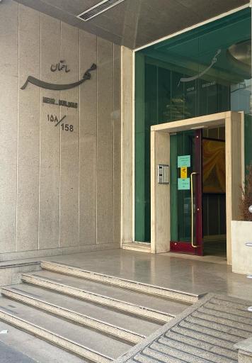 عکس دکتر کورش صادق پور متخصص ایمپلنت