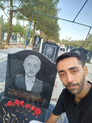 عکس مزار حاج کریم آزادنسب