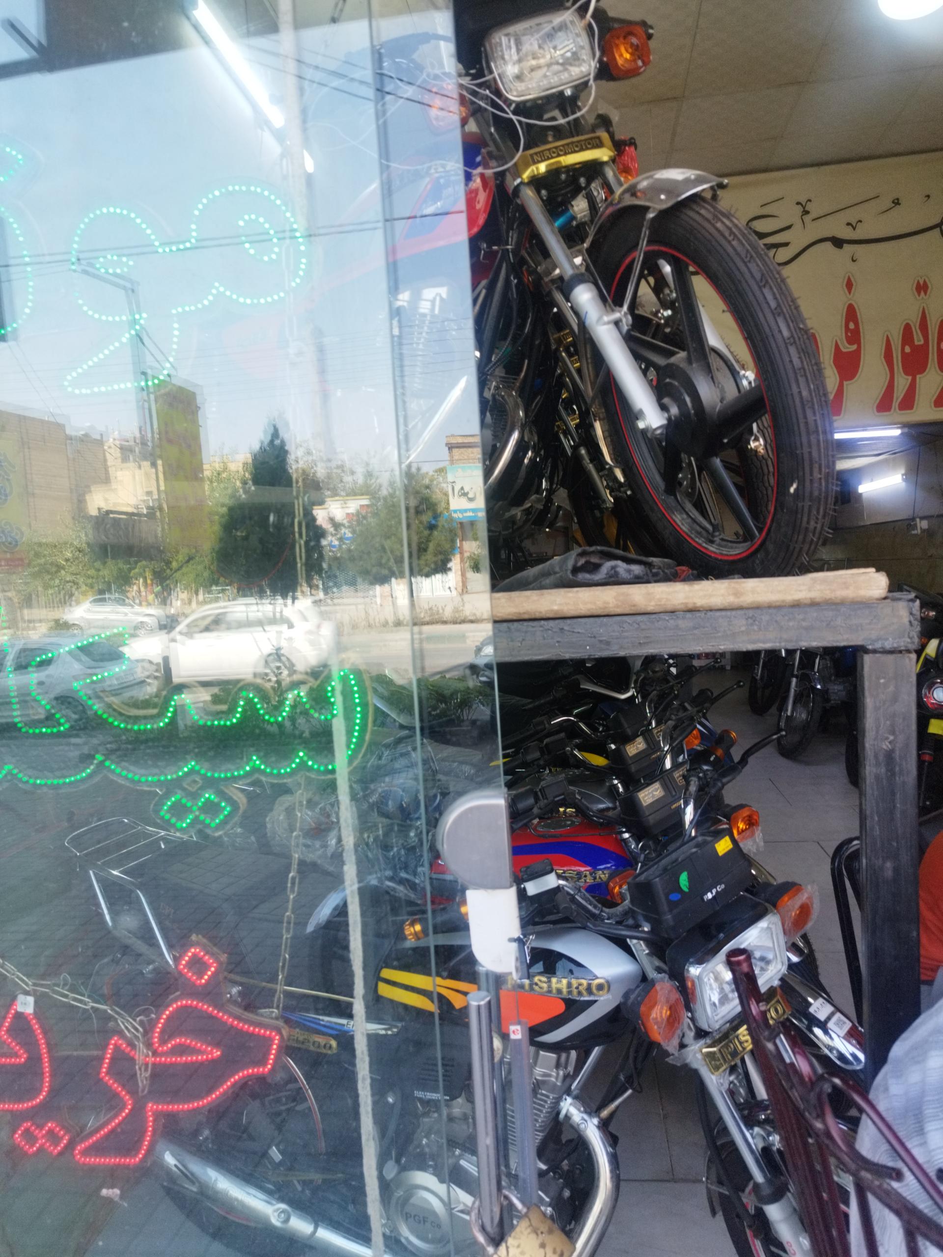 عکس نمایشگاه موتور سیکلت ونوس