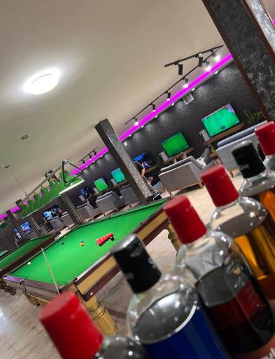 عکس کافه بیلیارد جوان