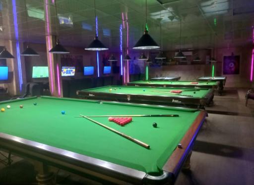 عکس کافه بیلیارد جوان