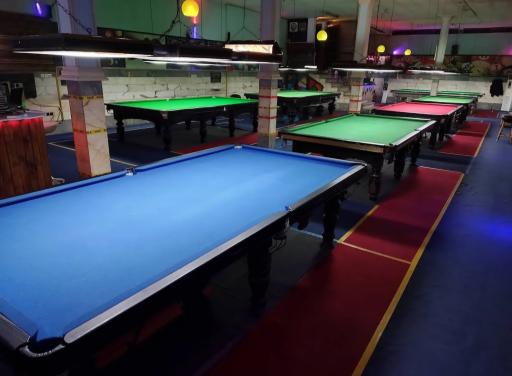 عکس کافه بیلیارد جوان