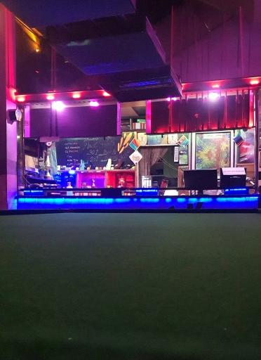 عکس کافه بیلیارد جوان