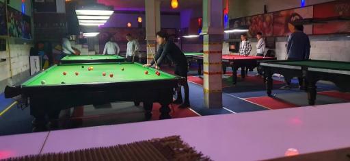 عکس کافه بیلیارد جوان