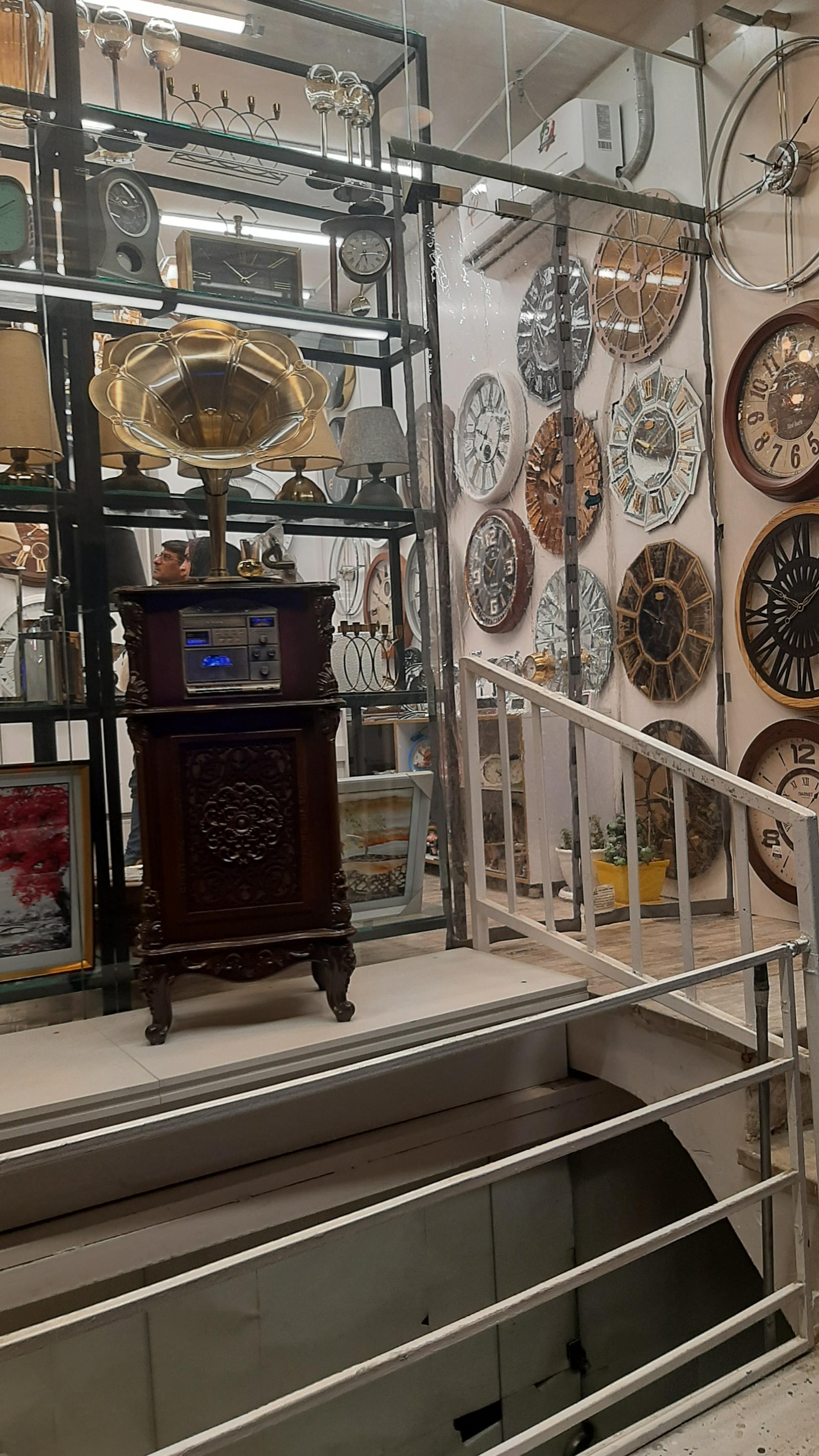 عکس فروشگاه ساعت دیواری